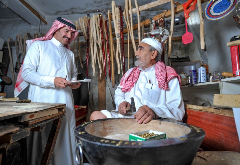 قصة مصورة: أشجار الباحة تُعيد الصناعات الخشبية القديمة للأسواق