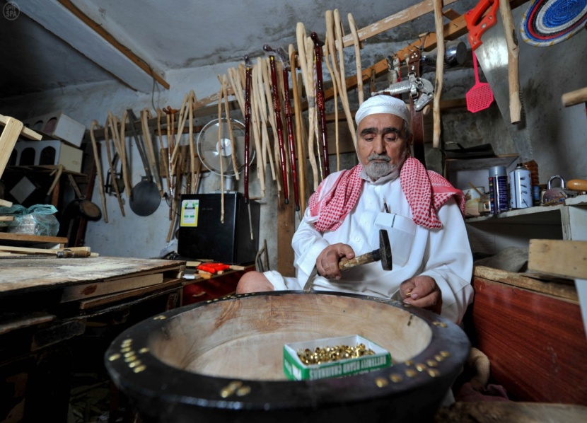 قصة مصورة: أشجار الباحة تُعيد الصناعات الخشبية القديمة للأسواق