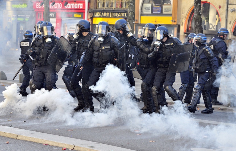 قصة مصورة: إصابة العديد من الأشخاص في أعمال شغب في فرنسا