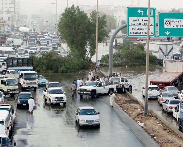 أمطار على «الغربية» مصحوبة بزخات البرد توقف ميناء جدة ساعتين