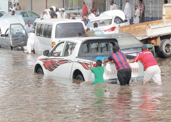 سحب 3 ملايين متر مكعب من مياه الأمطار في جدة