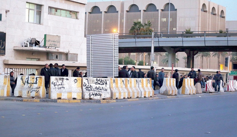 طوابير طويلة أمام «استقدام الرياض» منذ ساعات الفجر الأولى .. لا تنظيم