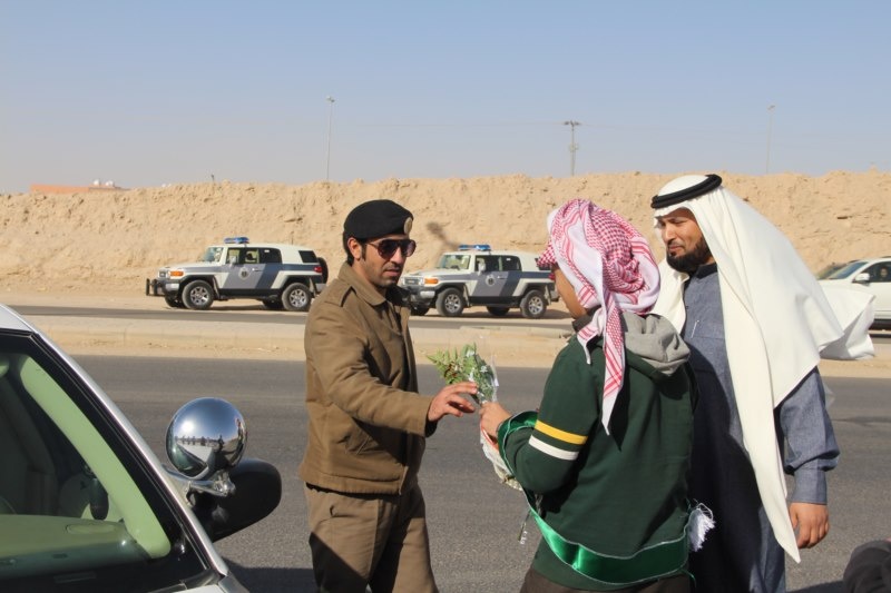 مدرسة في الحدود الشمالية تكرم عددا من رجال الأمن في عرعر