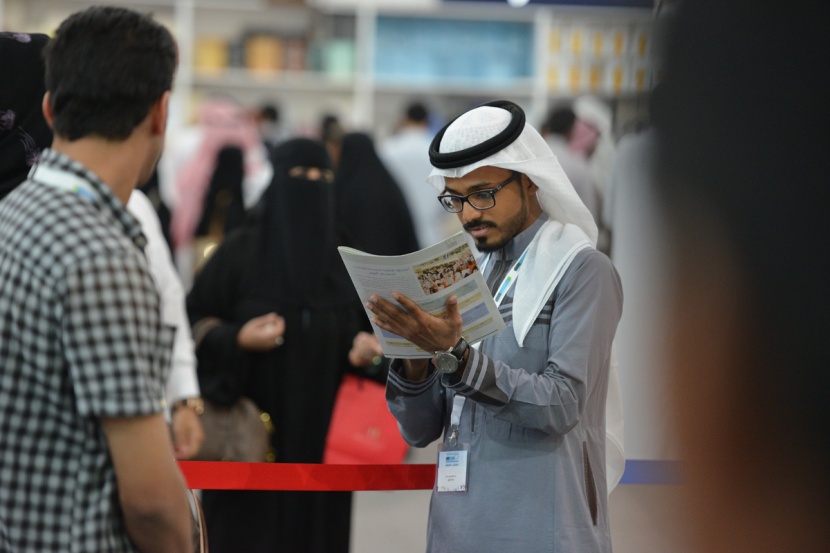 شغف القراءة لدى زوار معرض الكتاب يؤكد نجاح شعار "الكتاب تعايش"