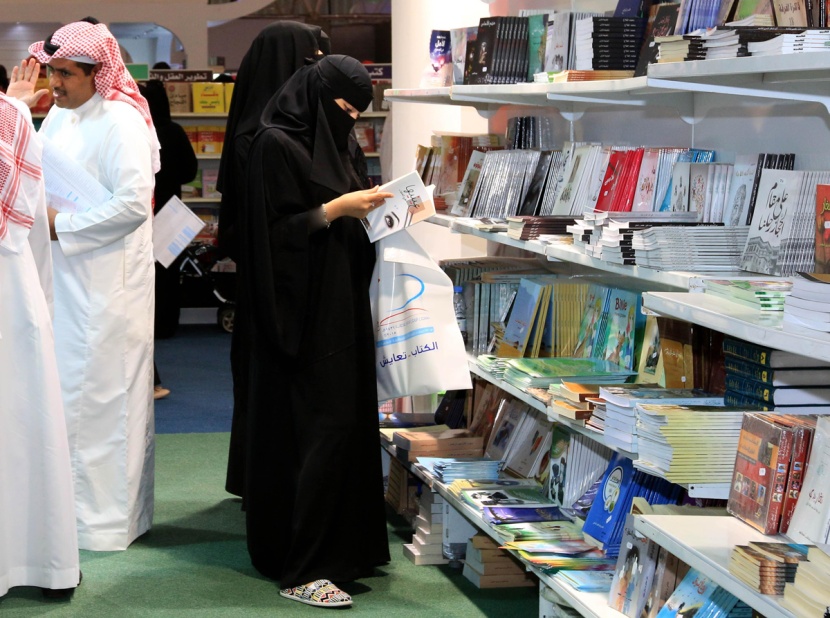 كتب المرأة تتصدر مبيعات أجنحة معرض الرياض للكتاب