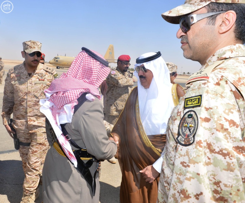 قصة مصورة: الأمير متعب بن عبدالله يعايد منسوبي "الحرس الوطني" في الحدود الشمالية