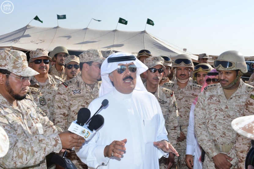 قصة مصورة: الأمير متعب بن عبدالله يعايد منسوبي "الحرس الوطني" في الحدود الشمالية