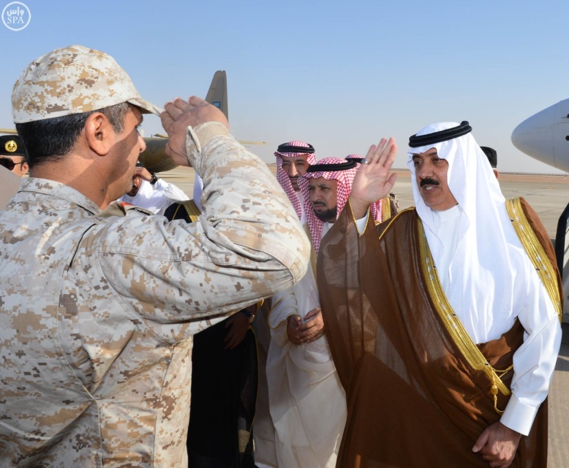 قصة مصورة: الأمير متعب بن عبدالله يعايد منسوبي "الحرس الوطني" في الحدود الشمالية