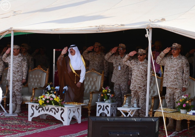 قصة مصورة: الأمير متعب بن عبدالله يعايد منسوبي "الحرس الوطني" في الحدود الشمالية