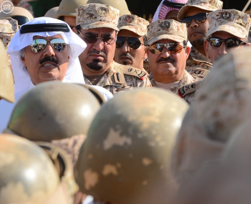 قصة مصورة: الأمير متعب بن عبدالله يعايد منسوبي "الحرس الوطني" في الحدود الشمالية