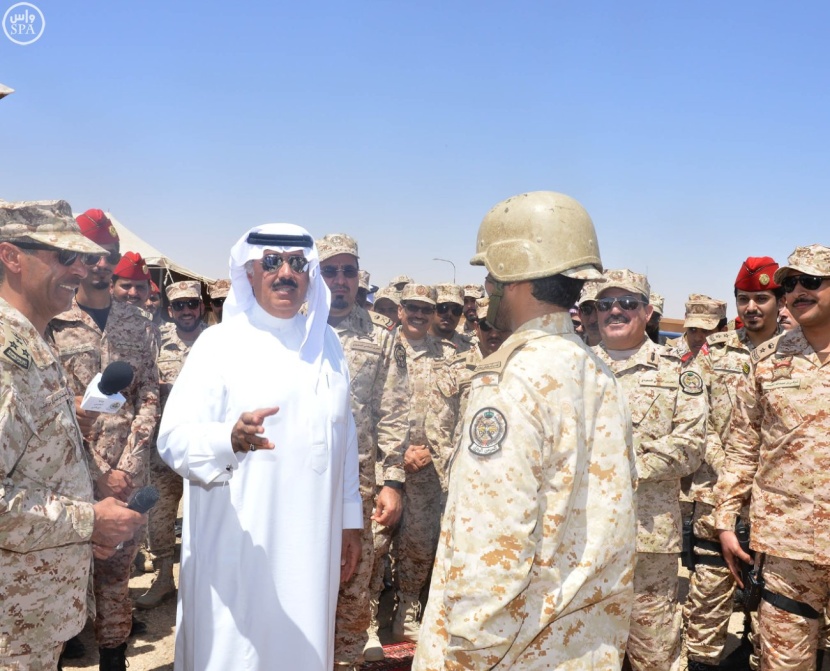 قصة مصورة: الأمير متعب بن عبدالله يعايد منسوبي "الحرس الوطني" في الحدود الشمالية