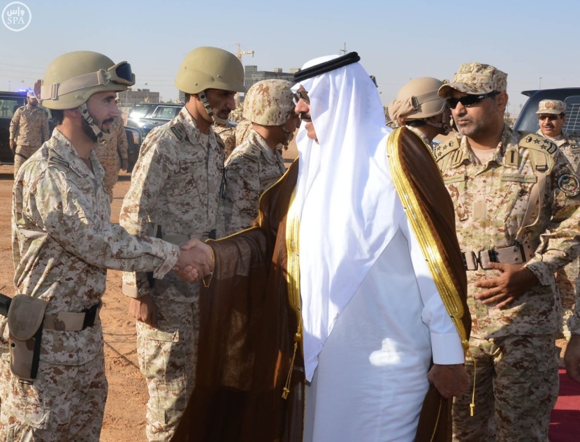 قصة مصورة: الأمير متعب بن عبدالله يعايد منسوبي "الحرس الوطني" في الحدود الشمالية