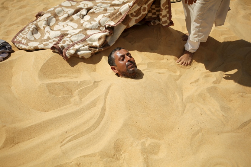 قصة مصورة: رمال سيوه في مصر.. علاج الطبيعة السحري