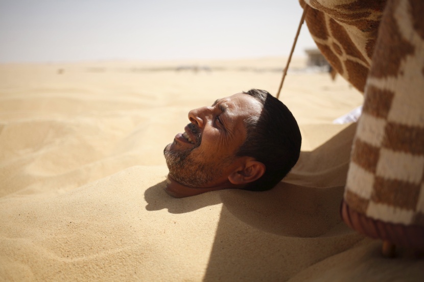 قصة مصورة: رمال سيوه في مصر.. علاج الطبيعة السحري