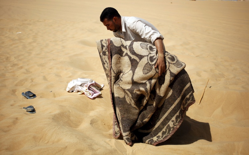 قصة مصورة: رمال سيوه في مصر.. علاج الطبيعة السحري