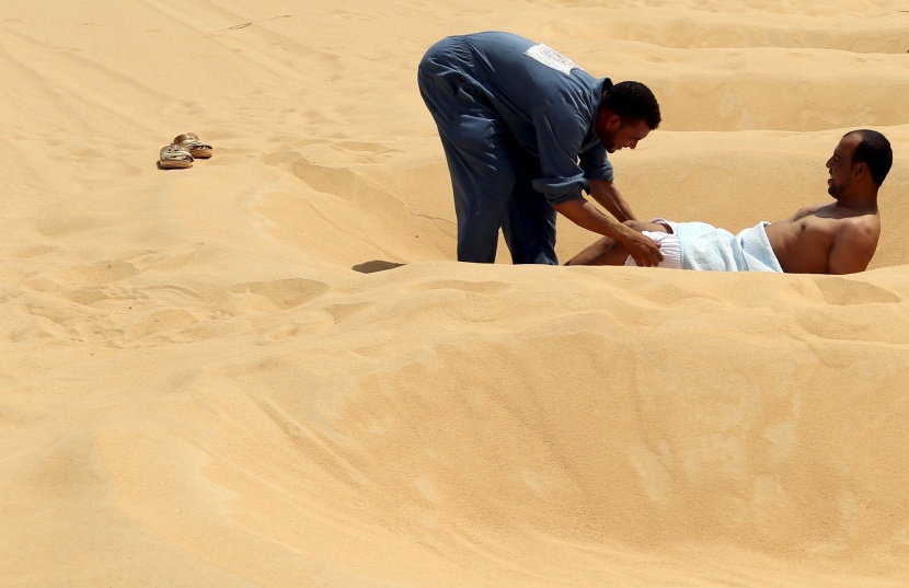 قصة مصورة: رمال سيوه في مصر.. علاج الطبيعة السحري