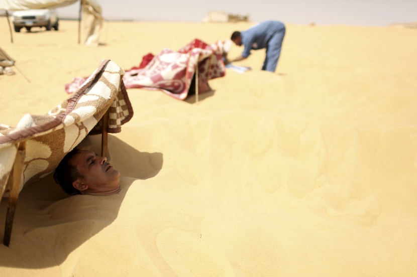 قصة مصورة: رمال سيوه في مصر.. علاج الطبيعة السحري