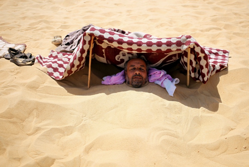 قصة مصورة: رمال سيوه في مصر.. علاج الطبيعة السحري