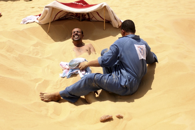 قصة مصورة: رمال سيوه في مصر.. علاج الطبيعة السحري