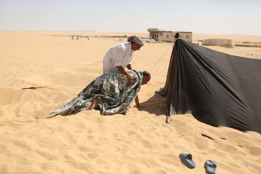 قصة مصورة: رمال سيوه في مصر.. علاج الطبيعة السحري