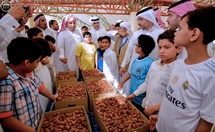 " مَنّ الشيشي " يقفز إلى 5 آلاف ريال في مهرجان تمور الأحساء