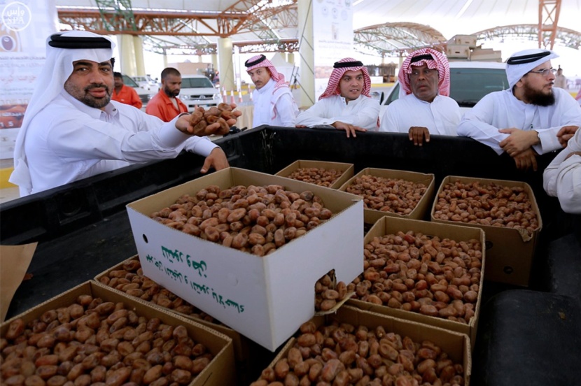 " مَنّ الشيشي " يقفز إلى 5 آلاف ريال في مهرجان تمور الأحساء