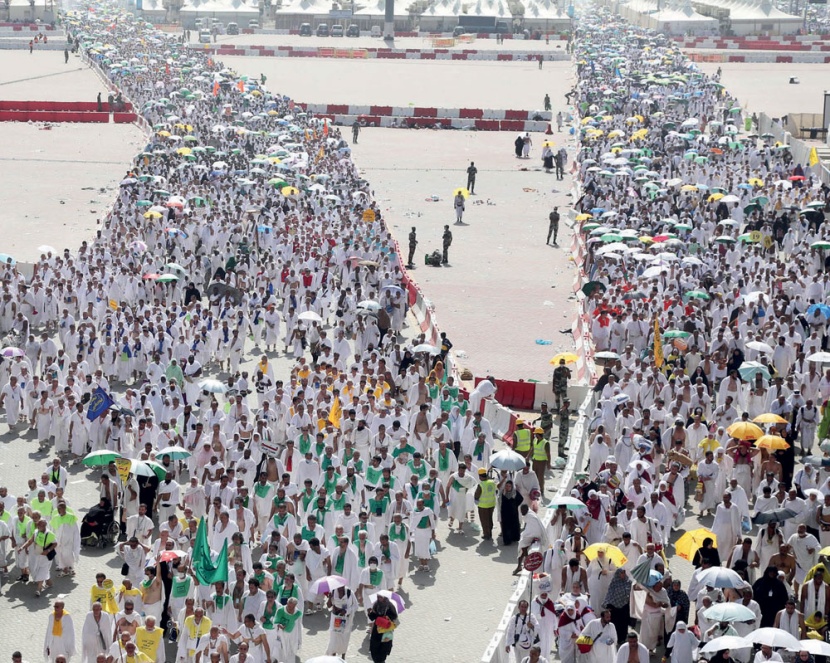 وسط خدمات تحيطهم من كل جانب .. ضيوف الرحمن ينتهون من رمي جمرة العقبة