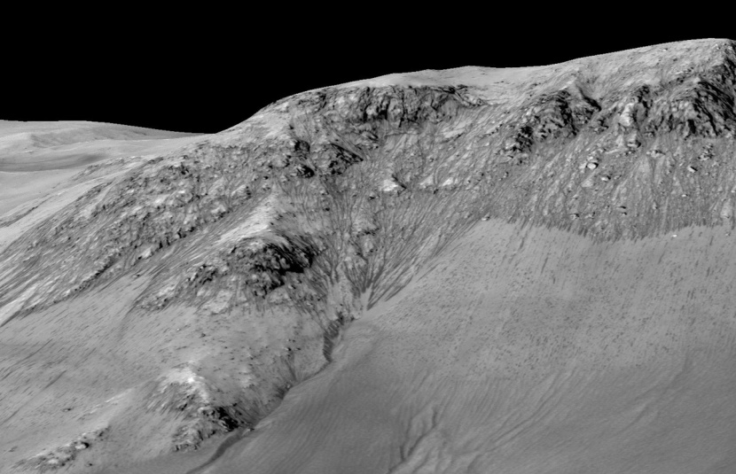 ناسا : الماء يتدفق على سطح كوكب المريخ