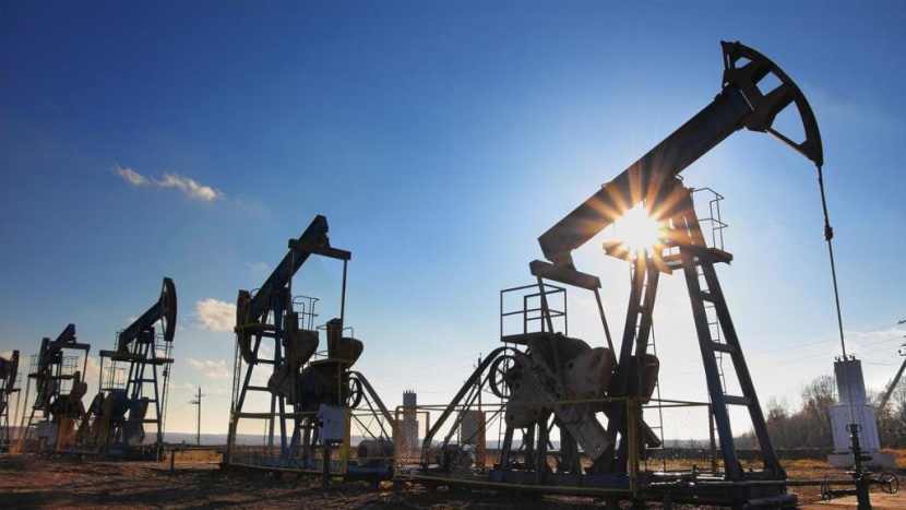 3 عوامل وراء بقاء أسعار النفط حول 50 دولارا رغم جهود منظمة «أوبك»