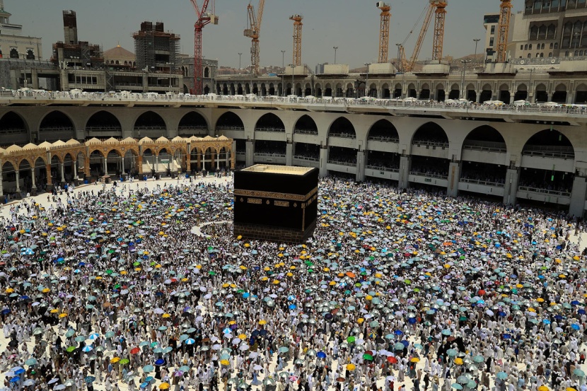 قصة مصورة : حجاج بيت الله يرمون الجمرات الثلاث في أول أيام التشريق