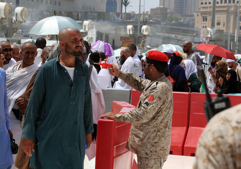 قصة مصورة : حجاج بيت الله يرمون الجمرات الثلاث في أول أيام التشريق