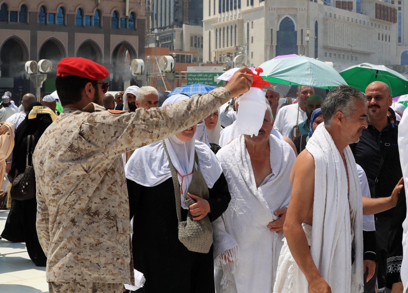 قصة مصورة : حجاج بيت الله يرمون الجمرات الثلاث في أول أيام التشريق