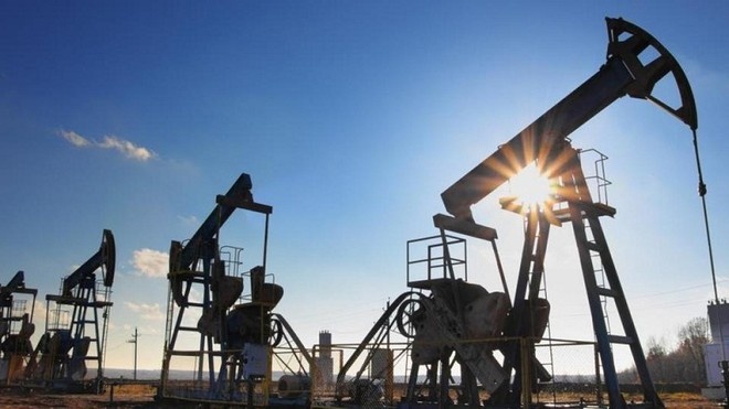 النفط يهبط أكثر من 3% مع اتساع مخاوف التجارة.. سجل أكبر هبوط شهري في 6 أشهر