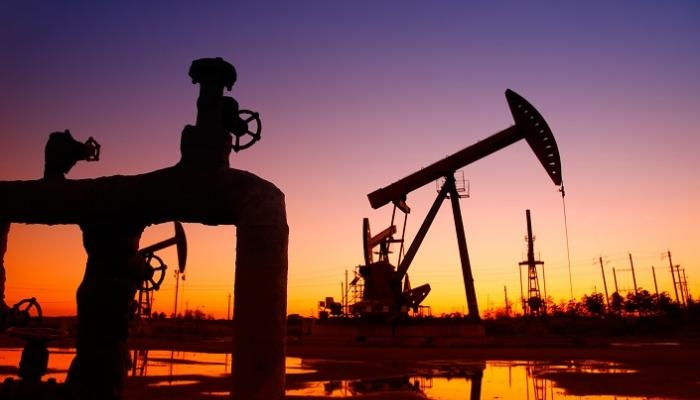 النفط يتراجع لكنه يظل يحقق مكاسب اسبوعية مع تنامي توترات الشرق الأوسط