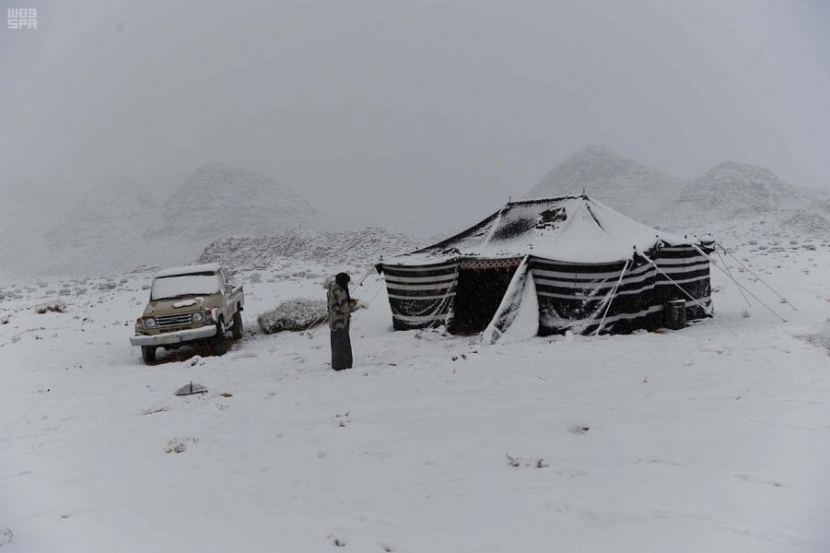 تساقط الثلوج في تبوك ينعش الحركة السياحية في فياض شمال غرب المملكة