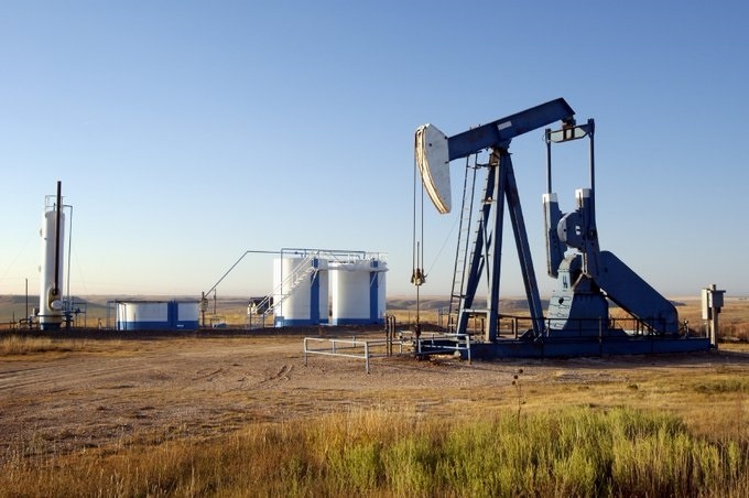 النفط يهبط 2% إلى 63 دولارا للبرميل بسبب مخاوف الطلب ووفرة المعروض 