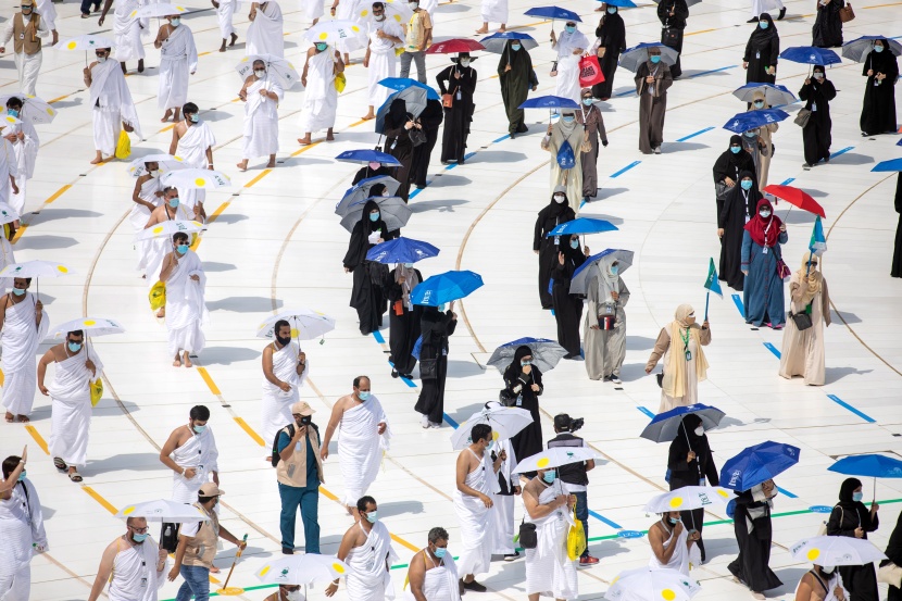 جموع الحجيج يؤدون طواف القدوم ويستعدون لقضاء يوم التروية في منى 