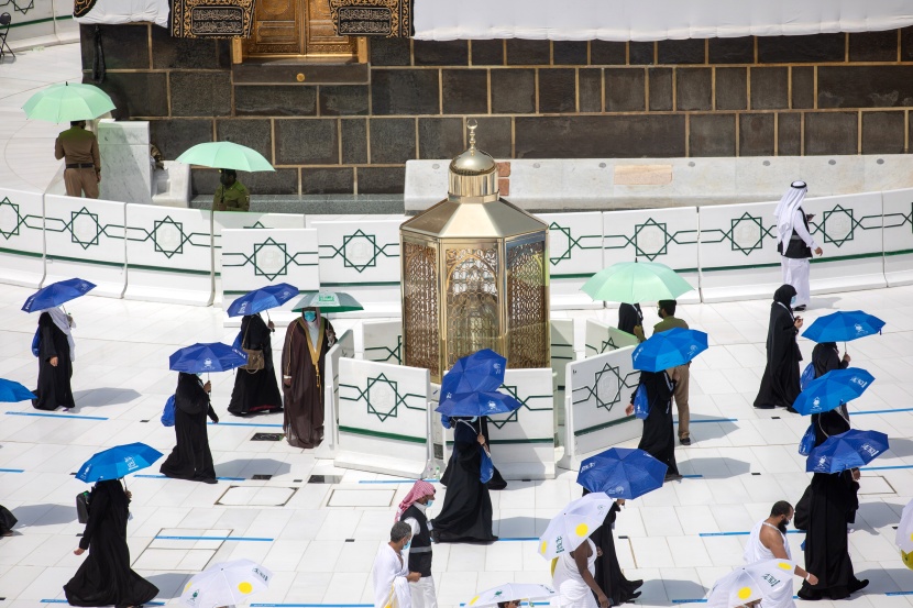 جموع الحجيج يؤدون طواف القدوم ويستعدون لقضاء يوم التروية في منى 