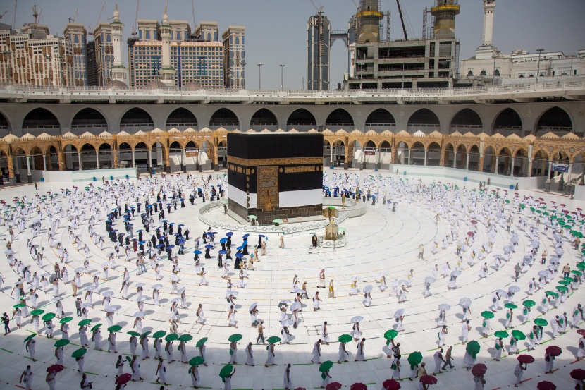 جموع الحجيج يؤدون طواف القدوم ويستعدون لقضاء يوم التروية في منى 