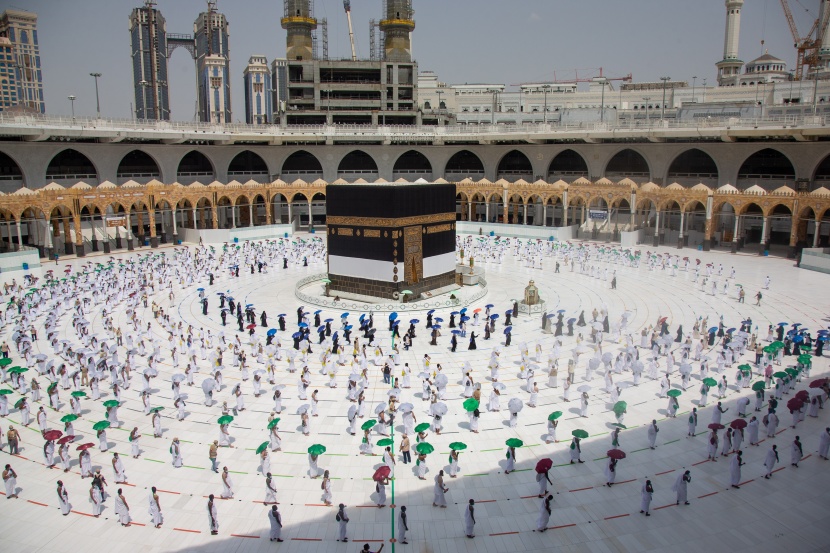 جموع الحجيج يؤدون طواف القدوم ويستعدون لقضاء يوم التروية في منى 