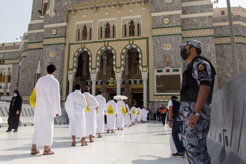 جموع الحجيج يؤدون طواف القدوم ويستعدون لقضاء يوم التروية في منى 