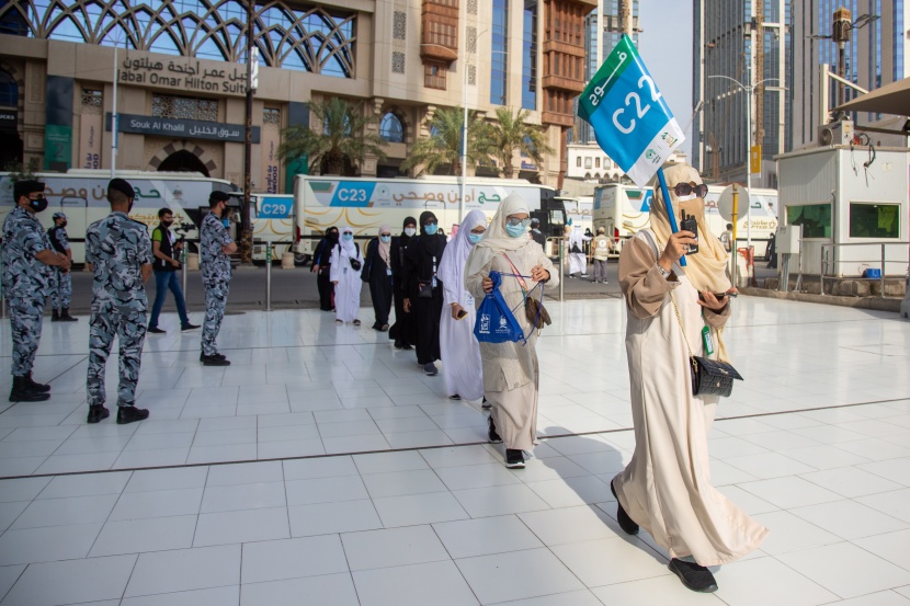 جموع الحجيج يؤدون طواف القدوم ويستعدون لقضاء يوم التروية في منى 