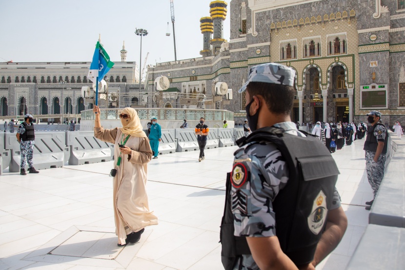 جموع الحجيج يؤدون طواف القدوم ويستعدون لقضاء يوم التروية في منى 