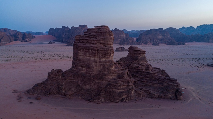 جبال من الأحجار الرملية في صحراء حسمى