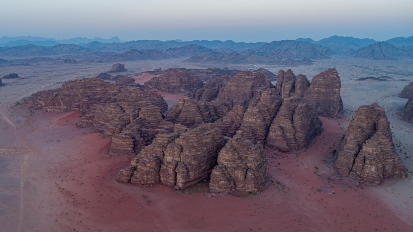 جبال من الأحجار الرملية في صحراء حسمى