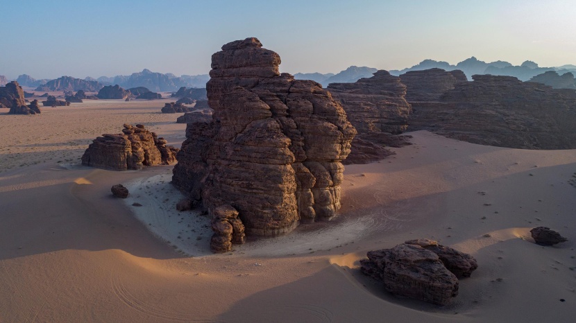 جبال من الأحجار الرملية في صحراء حسمى