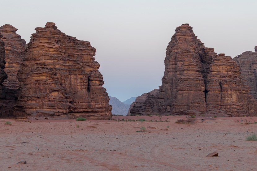 جبال من الأحجار الرملية في صحراء حسمى