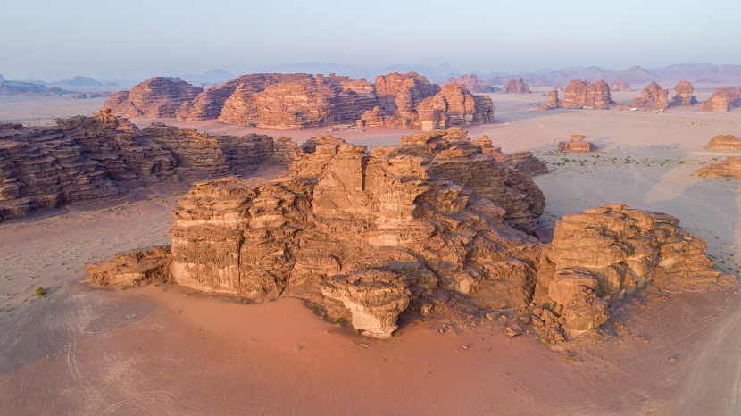 جبال من الأحجار الرملية في صحراء حسمى