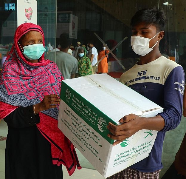  مركز الملك سلمان للإغاثة يوزع السلال الغذائية في بنغلاديش ويهدي كسوة عيد الفطر للأطفال الأيتام في لبنان