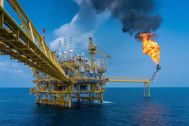 النفط ينخفض بعد تمديد "أوبك+" محادثات بشأن الإمدادات 